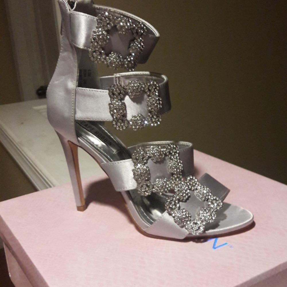 👠NWT👠Cape Robbin Sexy silver heels